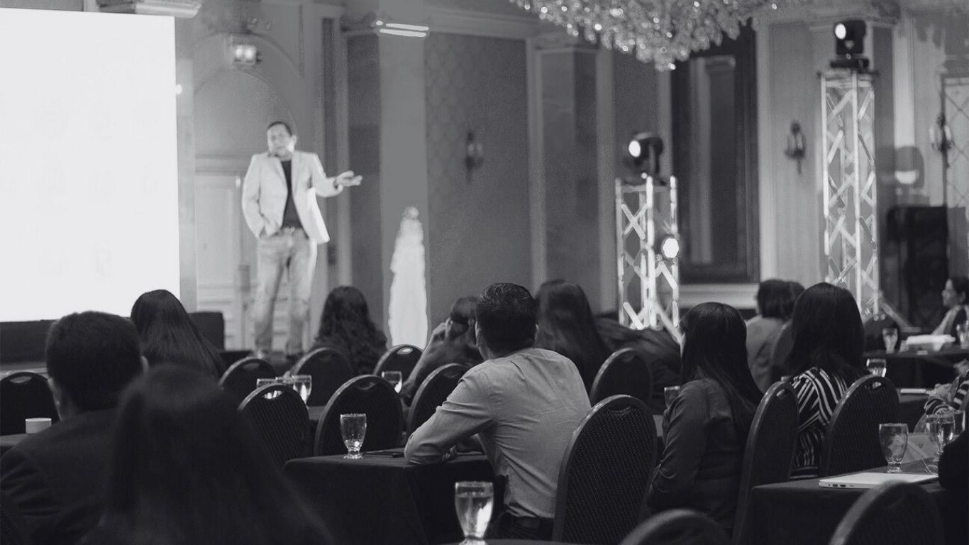 Conferencia empresarial ELEVA El Salvador Coach de ELEVA impartiendo formación en liderazgo y comunicación efectiva frente a directivos de empresa